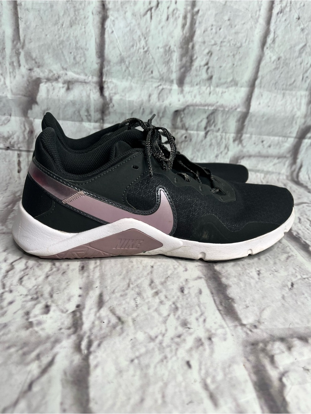 Nike Womens Legend Essential 2 Premium Black Lavander SZ 9 - Picture 1 of 5
